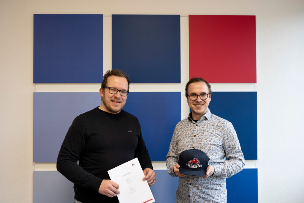 Wolfgang Latton, Recruiting & HR Manager, PKS Software GmbH (li.) und Ronny Rühlemann (re.), Leiter Marketing der ifm Razorbacks, besiegeln die frühzeitige Verlängerung der gemeinsamen Kooperation.